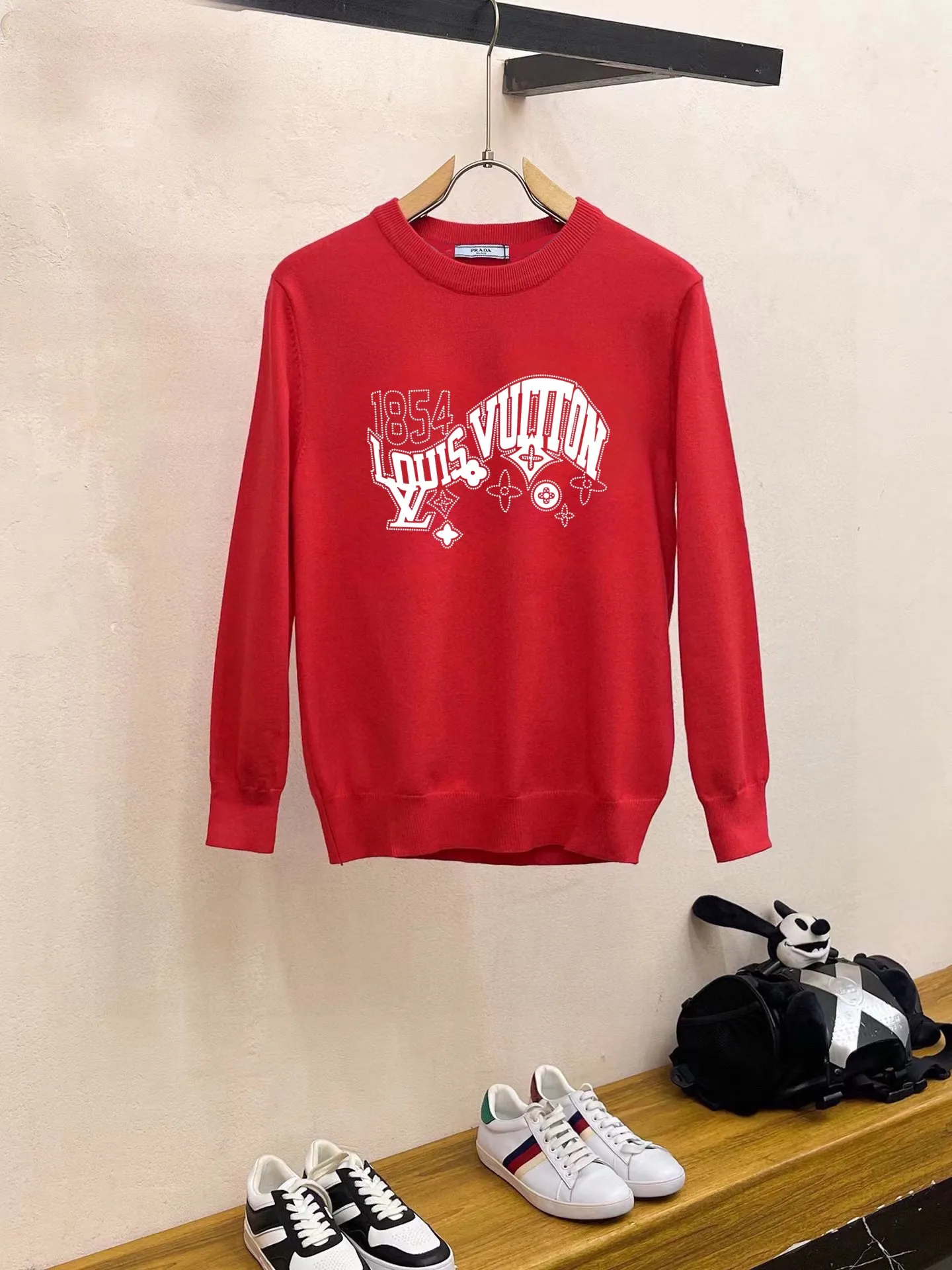🅿️240 【LV Louis Vuitton】Autumn and winter classic round neck pullover sweater, in full condition! ! ! Wool blended fabric, the latest model in 2025, golden ratio! ! Slim-fitting soft gold, versatile and practical item, the combination and practicality are extremely powerful, simple and elegant, and classy! To create your own style, it is highly recommended to buy it in two colors. The standard slim fit tailoring process is suitable for both young and old men. It is knitted from wool and will not cause any discomfort! While keeping warm, it is stylish, textured and wearable, and the classic logo with contrasting colors on the chest feels in place! ! Recommended for regular customers! ! Size M-3XL (maximum wear: 190 pounds)